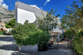 Гостиница Apartments with a parking space Makarska - 6909  Макарска 